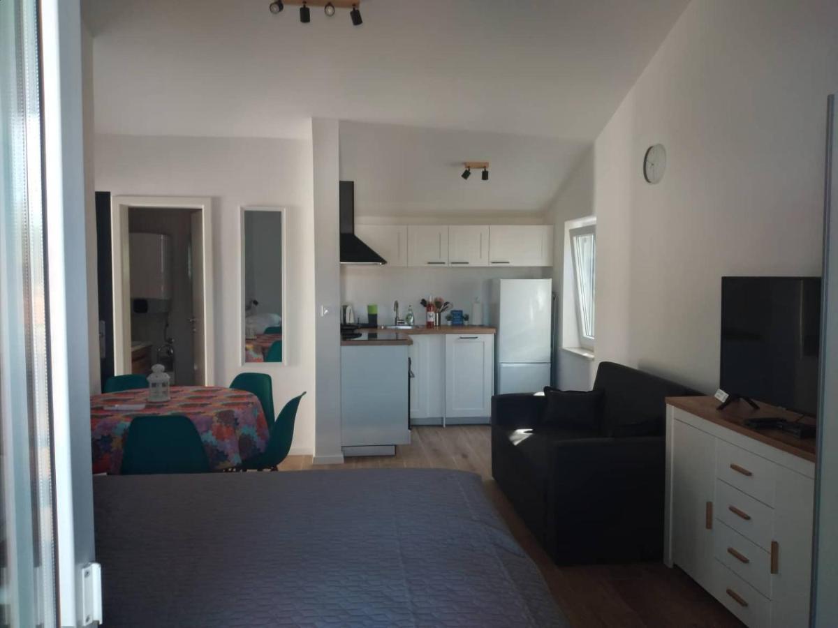 Apartmani Luni Premantura Ngoại thất bức ảnh
